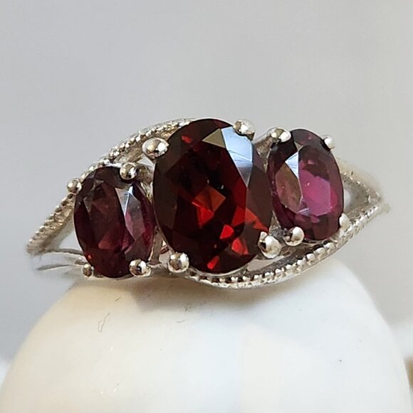 NIB VTG 925 Silver 3 StoneTrilogy 2 Variety Garnet Ring Size 7 - Picture 1 of 11